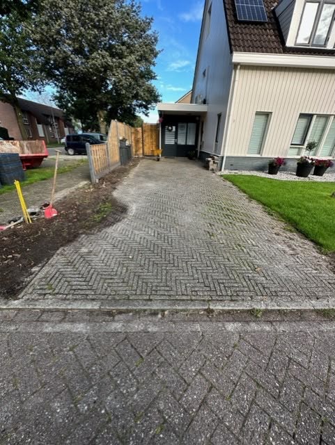Voltooide bestrating van een oprit en voortuin