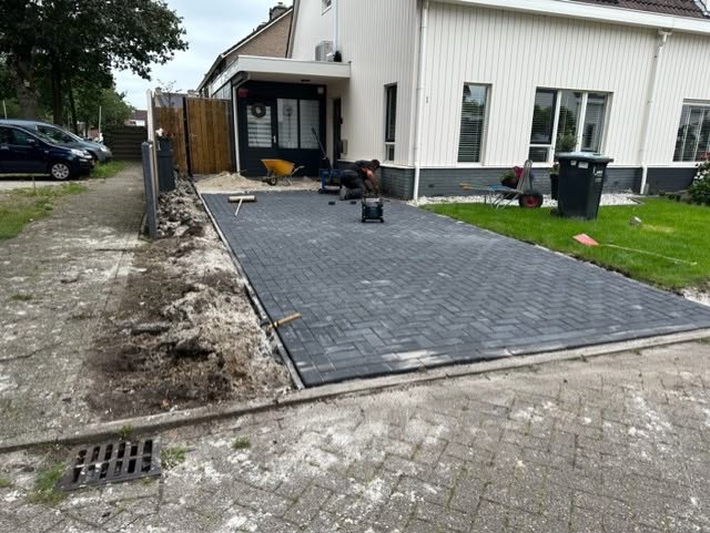 Voltooide oprit met patroonbestrating