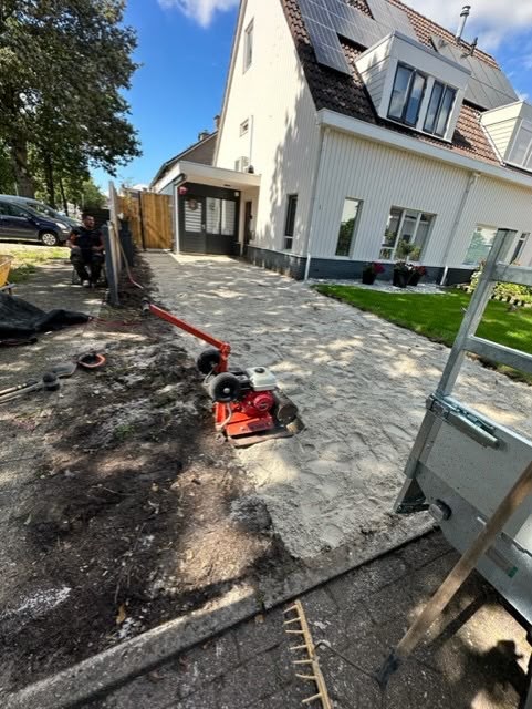 Afwerking van bestrating voor een woning
