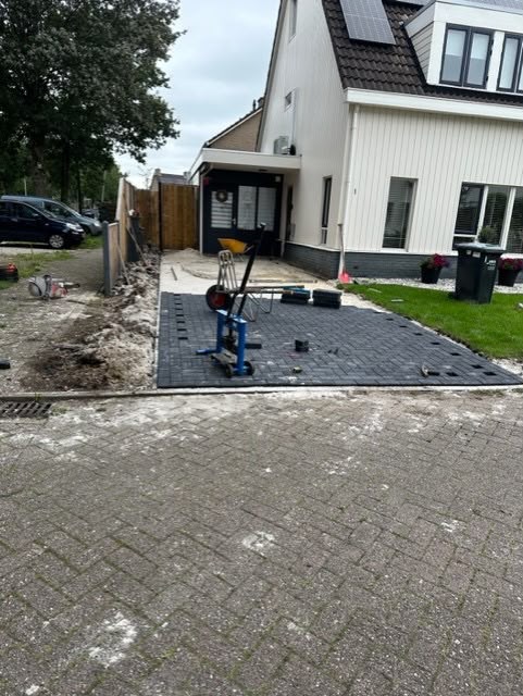 Medewerker aan het werk op nieuwe bestrating
