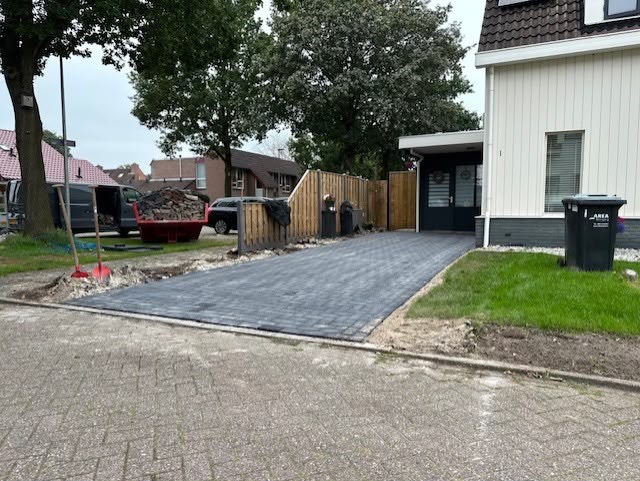 Bestrating en gereedschap op een oprit