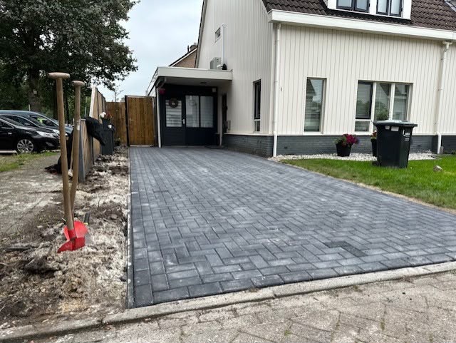 Oprit met bestrating tijdens de afwerking