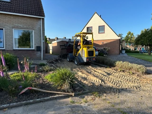 Bestratingswerk in uitvoering bij een woning