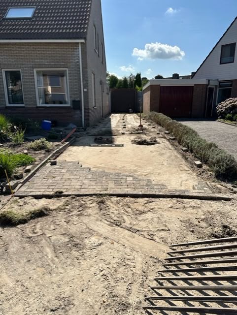 Uitgraven van een voortuin met minigraver