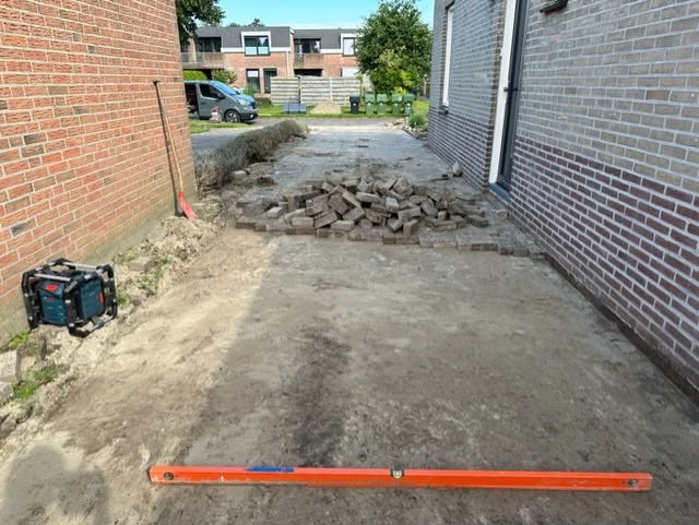 Ondergrond egaliseren voor bestratingswerk
