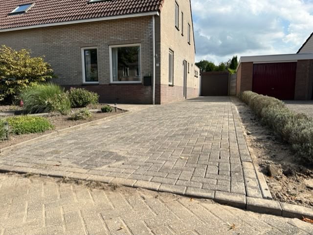 Afgewerkte bestrating van een oprit