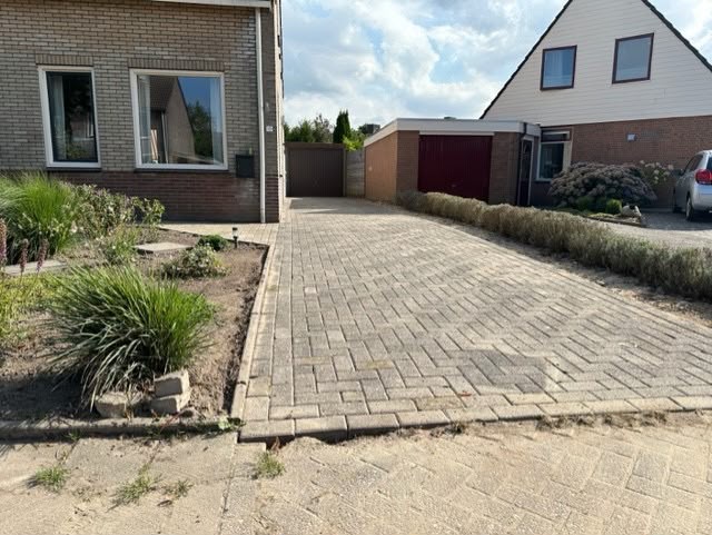 Nieuwe oprit met bestrating bij een woning